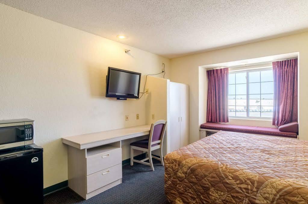 Travelodge By Wyndham Chadron Eksteriør billede