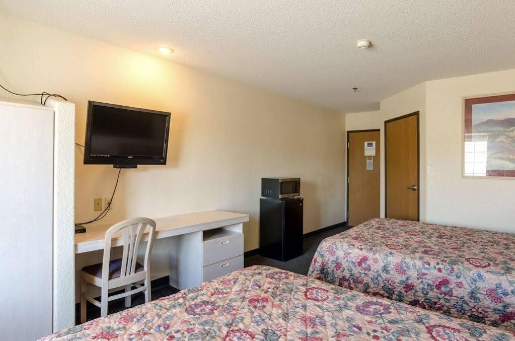 Travelodge By Wyndham Chadron Eksteriør billede